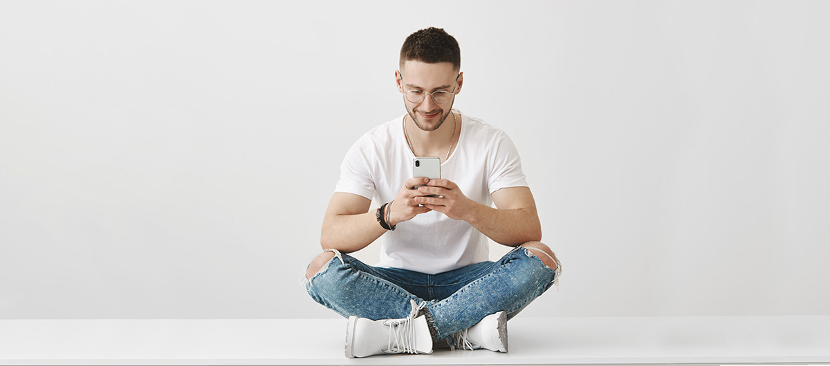 Man buying cannabis concentrates online in Canada from his Smartphone. pickering dispensary to buy weed. Weed delivery. dispensary pickering.