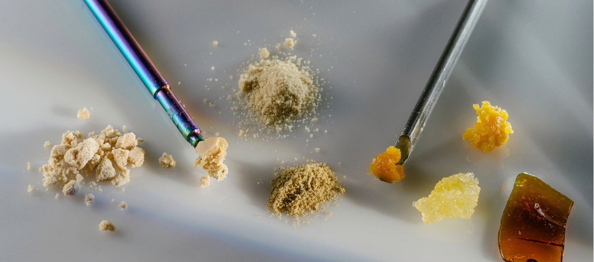 As said earlier, the extraction method is the biggest difference between the types of weed concentrates. There are two main types of extraction: solvent and non-solvent extraction methods. 